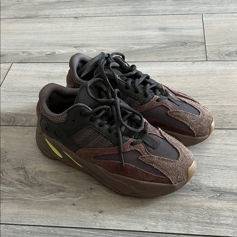 Yeezy Sneakers Brown Black with Yellow Accent - Picture 3 of 5